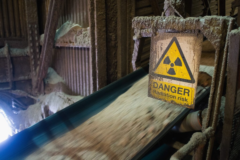 Radiation warning at fertilizer processing plant 