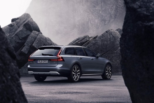 Volvo V90 vs. V90 Cross Country: What’s the Difference?