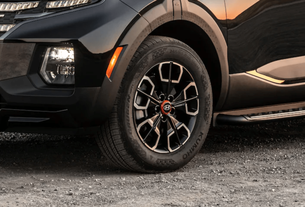 2024 Hyundai Santa Cruz XRT wheels closeup.