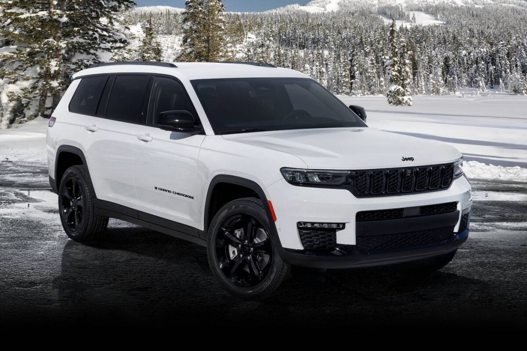 2023 Jeep Grand Cherokee front 3/4 view