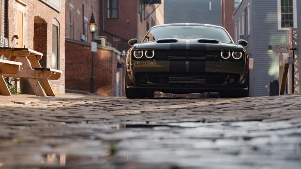 The 2023 Dodge Challenger SRT Hellcat Has 2 Big Advantages Over the 2024 Ford Mustang Dark Horse