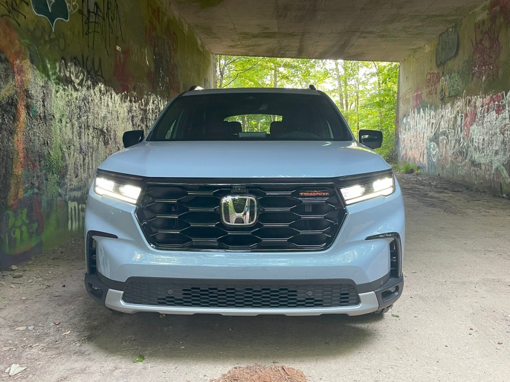 The front of the 2023 Honda Pilot TrailSport 
