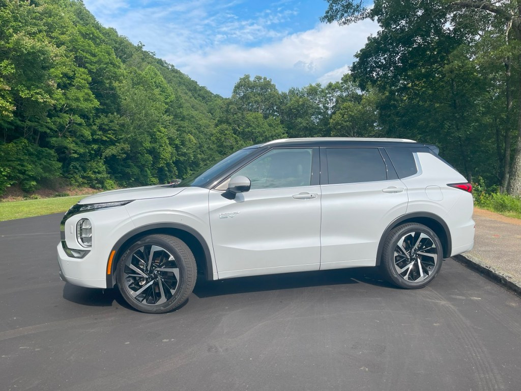 The 2023 Mitsubishi Outlander PHEV from the side 