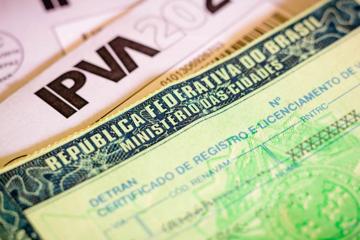 Vehicle registration and licensing certificate (CRLV) paperwork for a Brazilian car