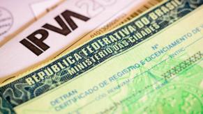 Vehicle registration and licensing certificate (CRLV) paperwork for a Brazilian car