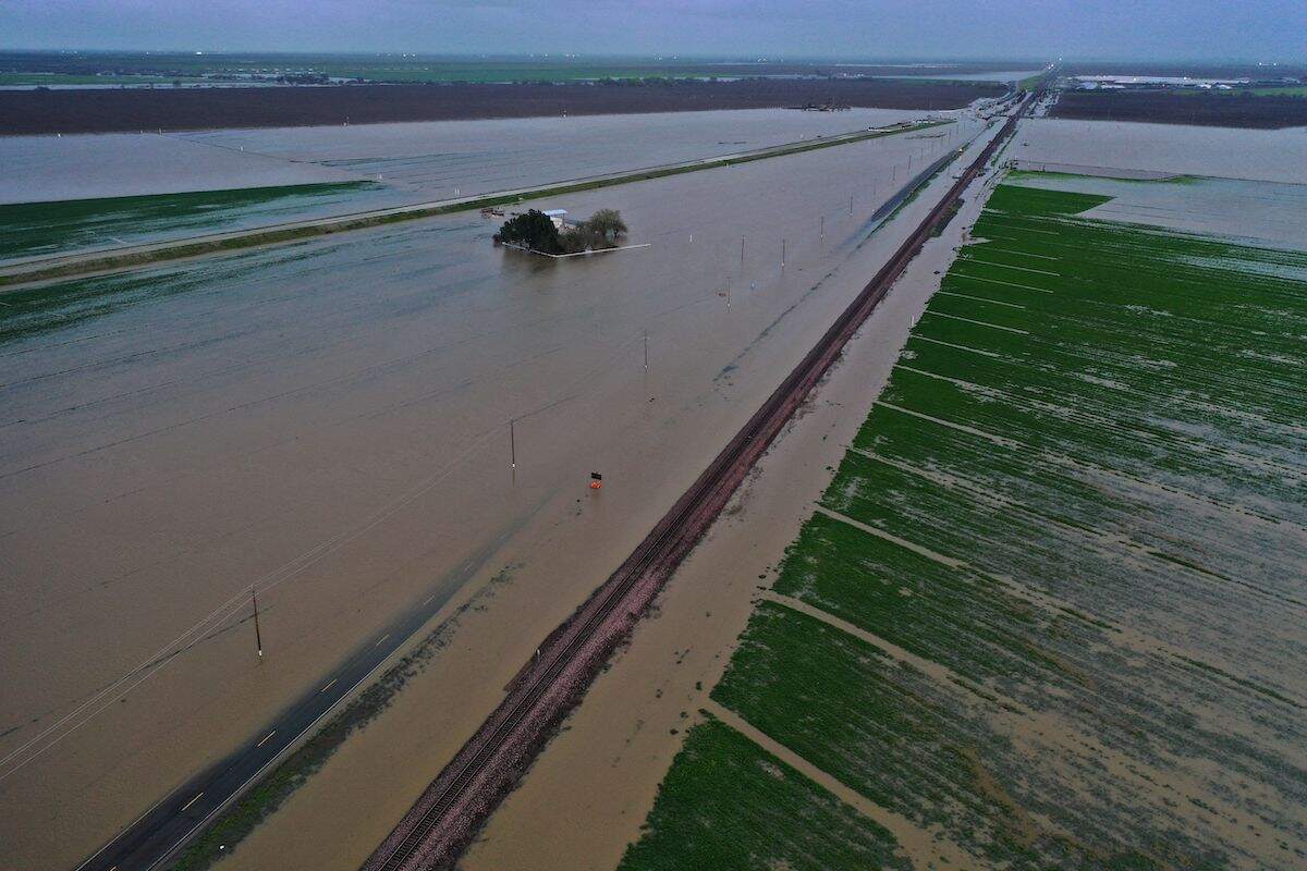 CA farmers use trucks to stop flooding in March 2023