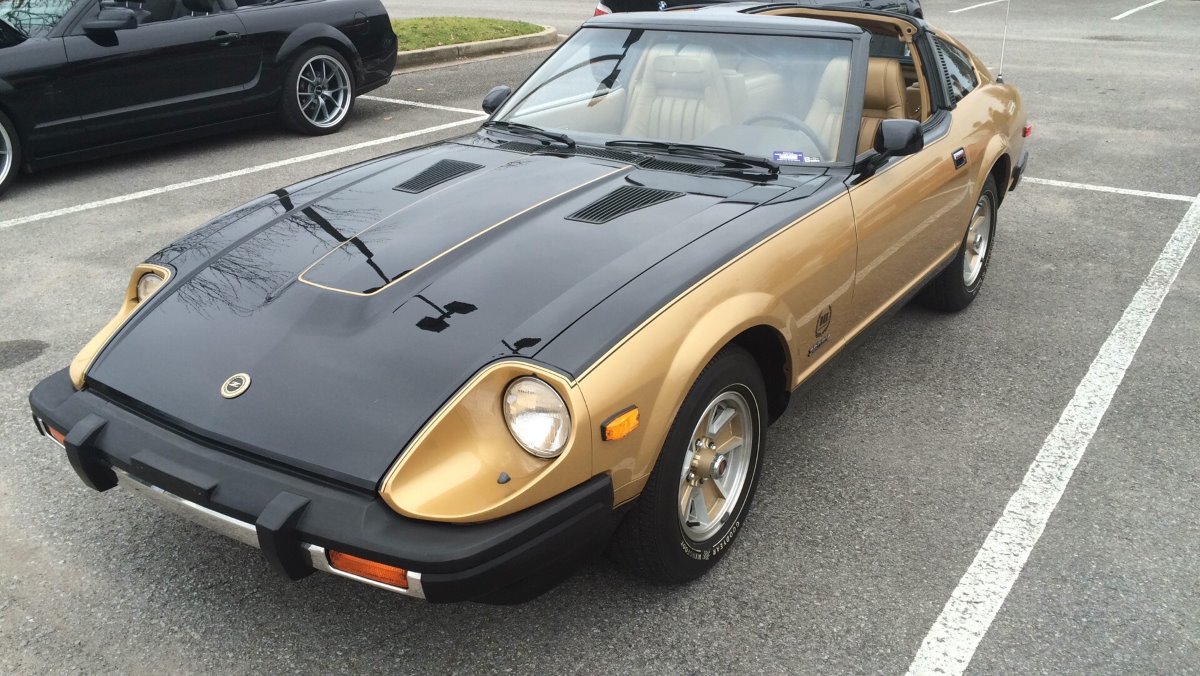 Datsun 280z with black and gold