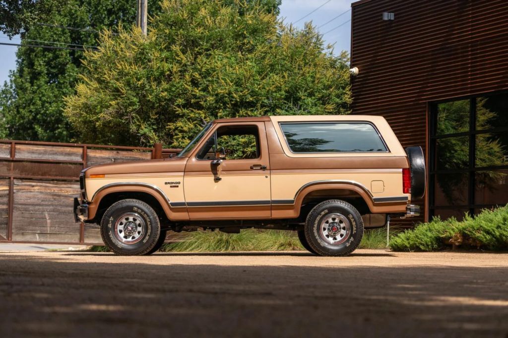 1986 Ford Bronco profile view 