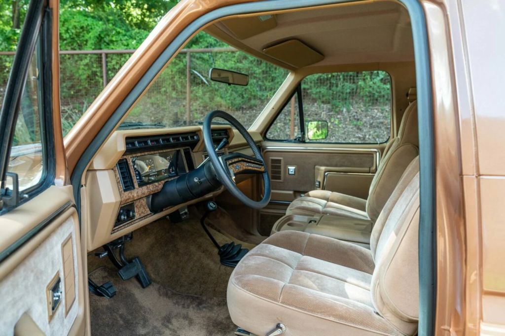 1986 Ford Bronco XLT interior in imaculate shape.