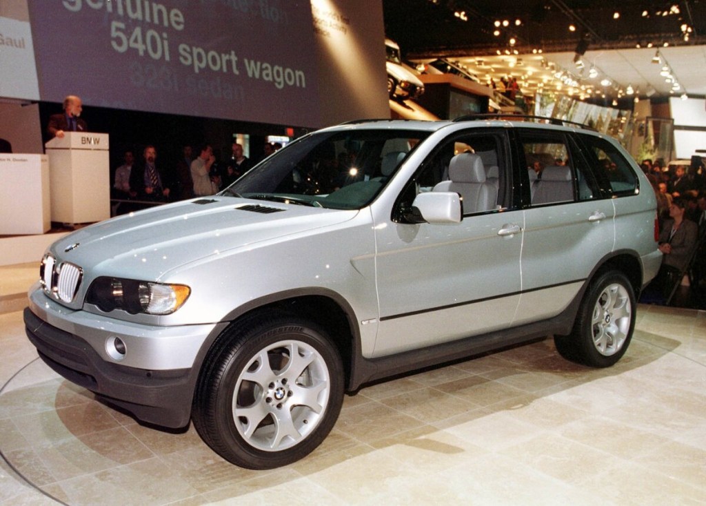 1998 BMW X5 front 3/4 view