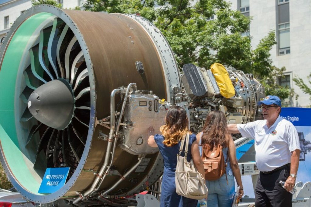 Pratt & Whitney Geared Turbofan engine 3/4 view