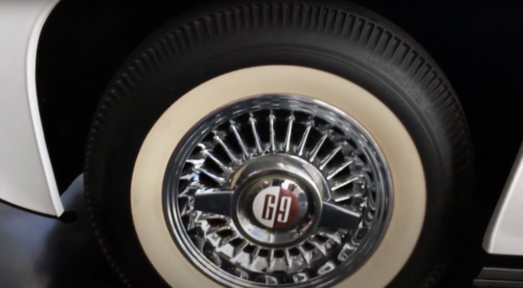 Closeup of the "GG" logo in the knockoff rims of a Gaylord Gladiator prototype car.
