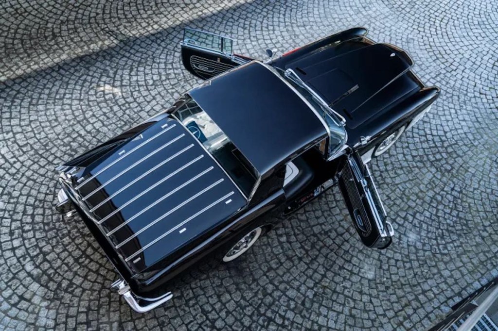 The rooftop of a Gaylord Gladiator coupe with its doors open.