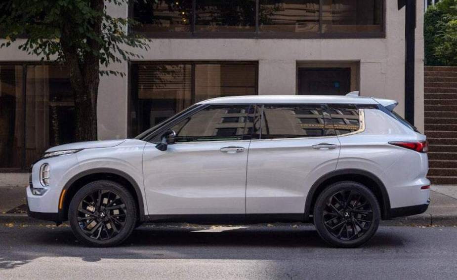 2024 Mitsubishi Outlander 3-row SUV side profile