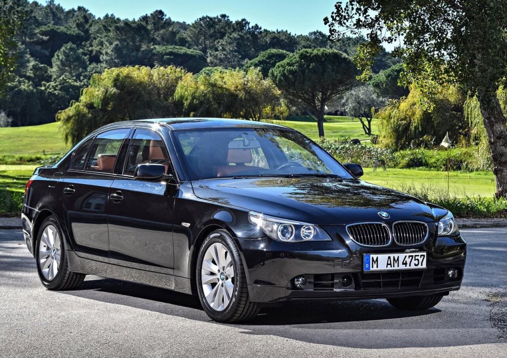 2005 BMW 545i front angle view