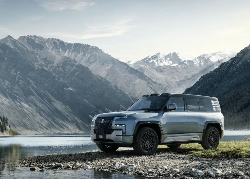 2024 BYD YangWang U8 floating SUV front 3/4 view