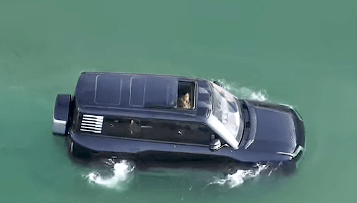2024 BYD YangWang U8 floating SUV floating in green water