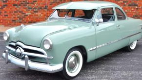1949 Ford Deluxe in green