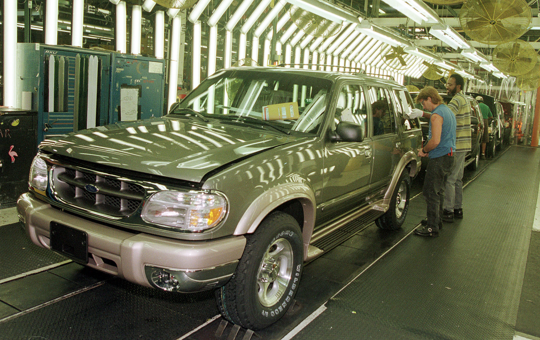 1999 Ford Explorer front 3/4 view