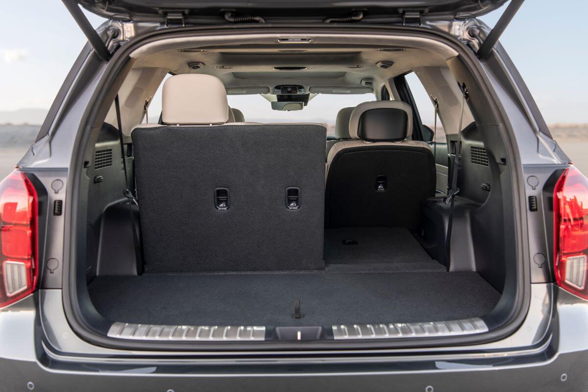 An opened liftgate hatch displaying the empty and customizable cargo space of a 2024 Hyundai Palisade