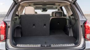 An opened liftgate hatch displaying the empty and customizable cargo space of a 2024 Hyundai Palisade