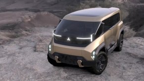 Mitsubishi D:X Delica van concept on off-road trail