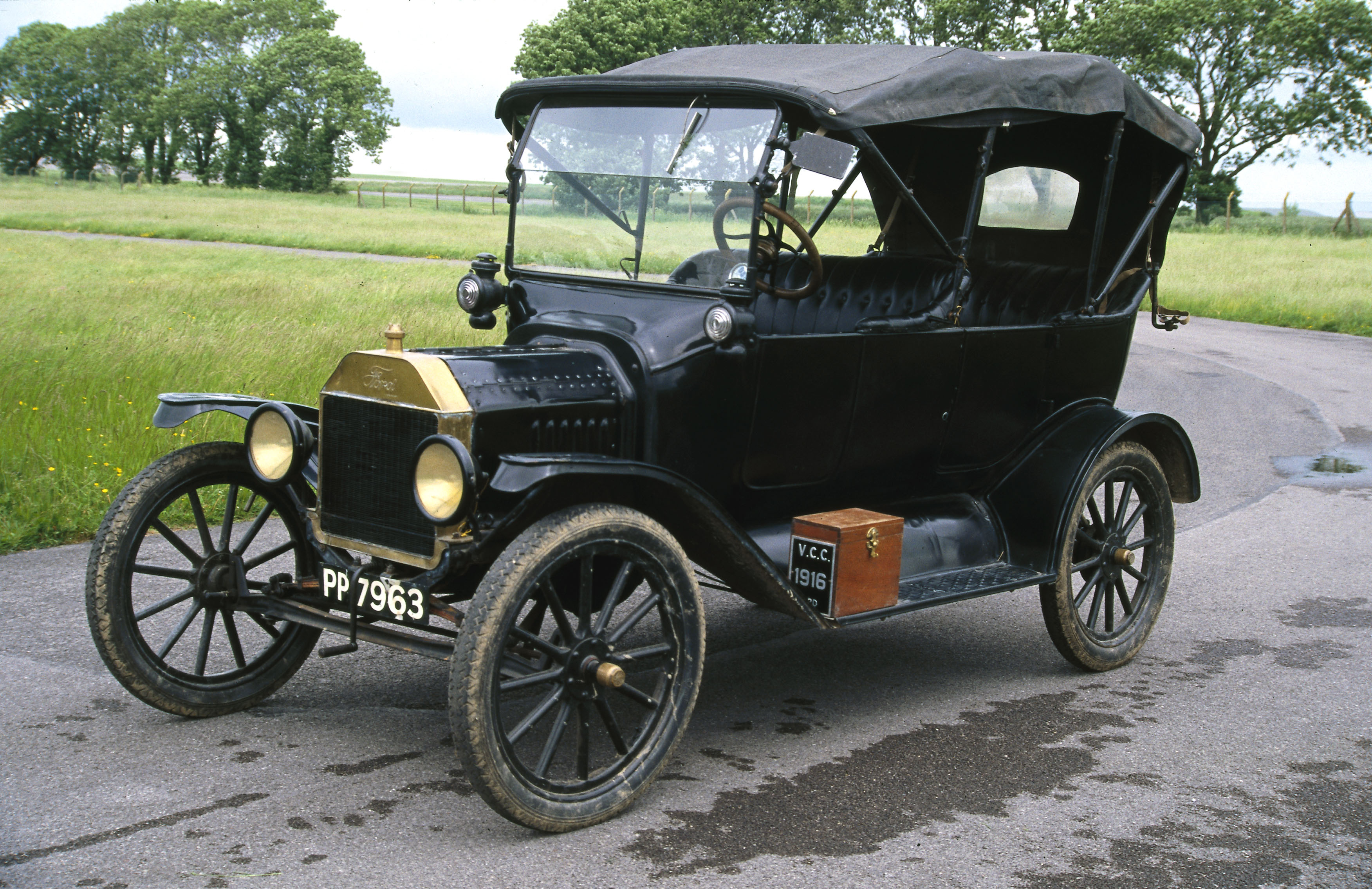 Black 1913 Ford Model T touring