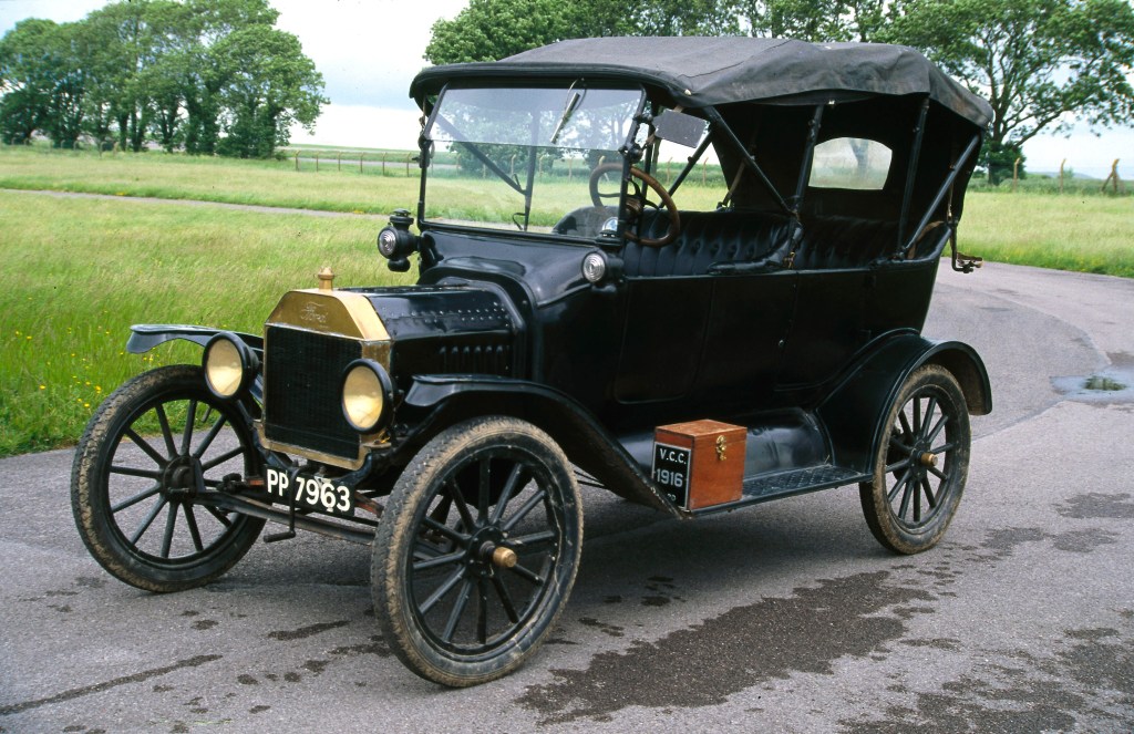 Black 1913 Ford Model T touring 