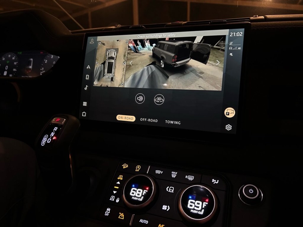 An infotainment system shows off a bird's-eye view of a Land Rover Defender.