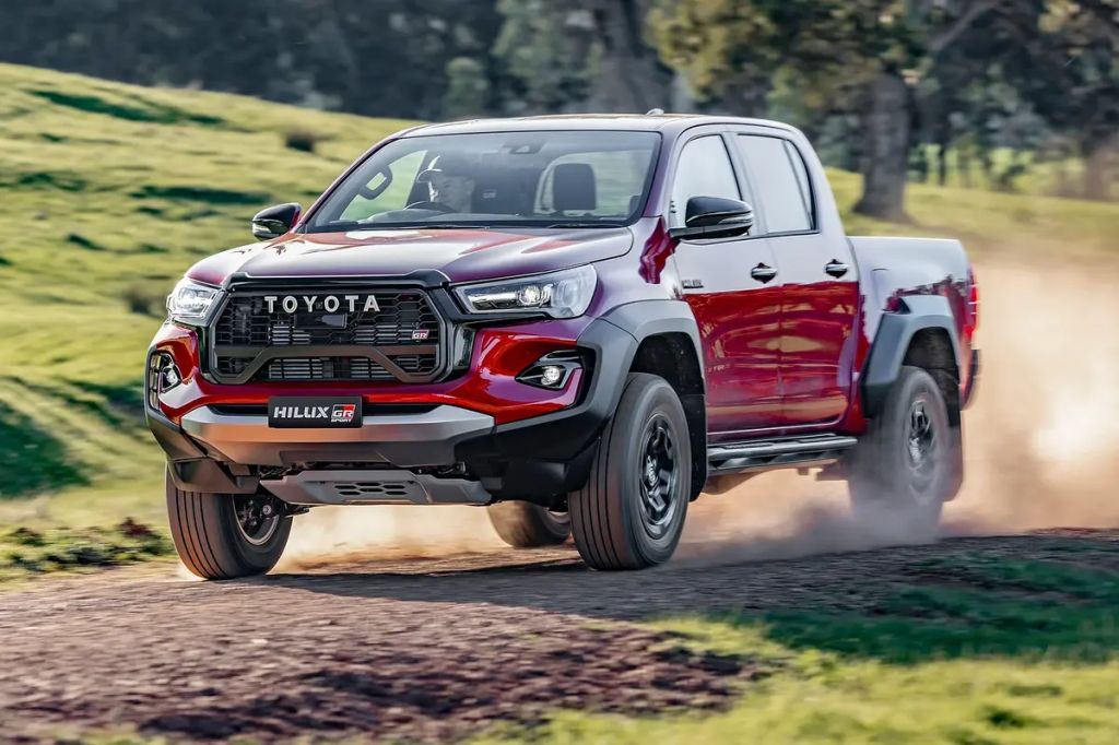 2024 Toyota HiLux pickup flinging dirt