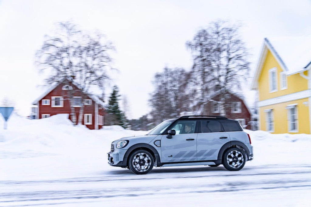 A side view of the 2012 Mini Countryman driving in the snow