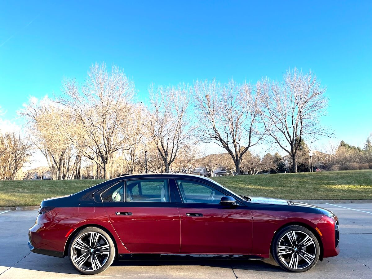A side view of the 2023 BMW 760i