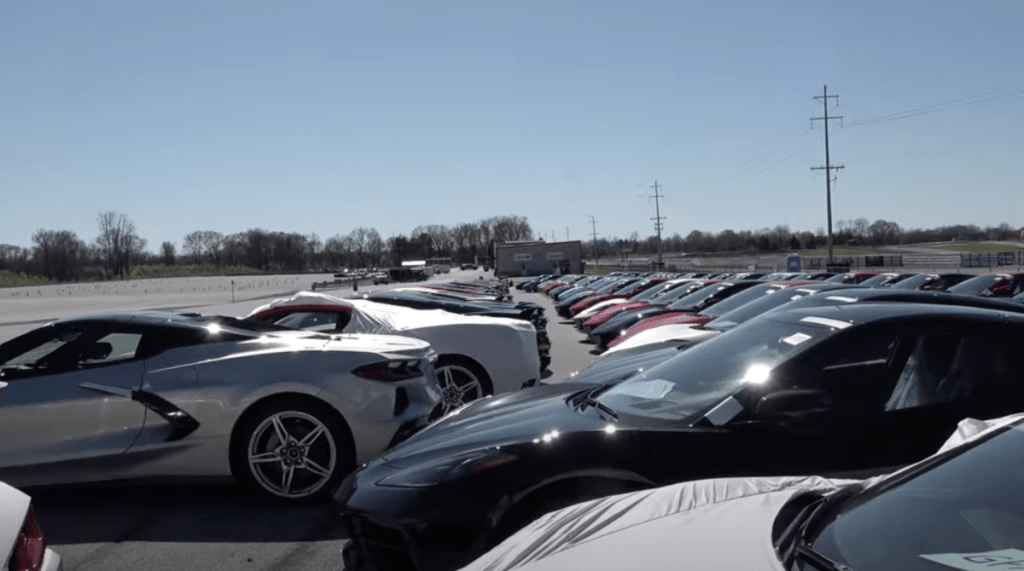 Overview of lots of C8 Corvettes in a lot 
