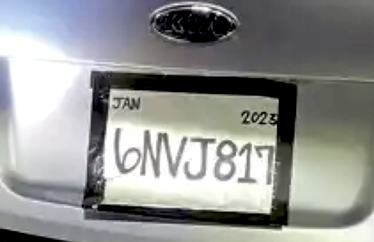 Fake license plate on Kia Rio showing black tape