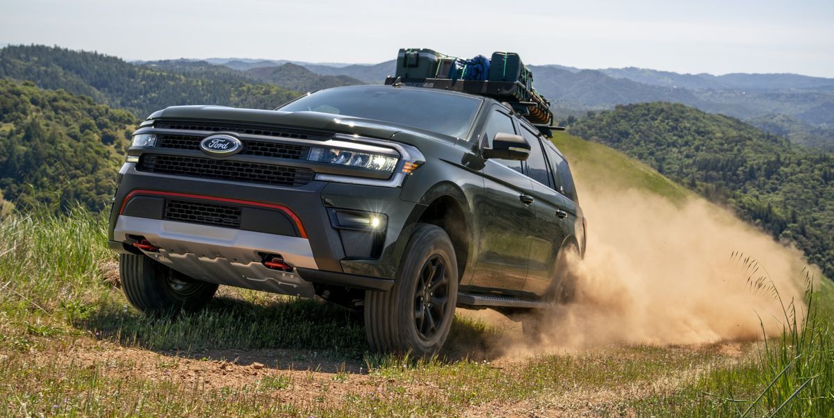 The 2023 Ford Expedition off-roading in dirt