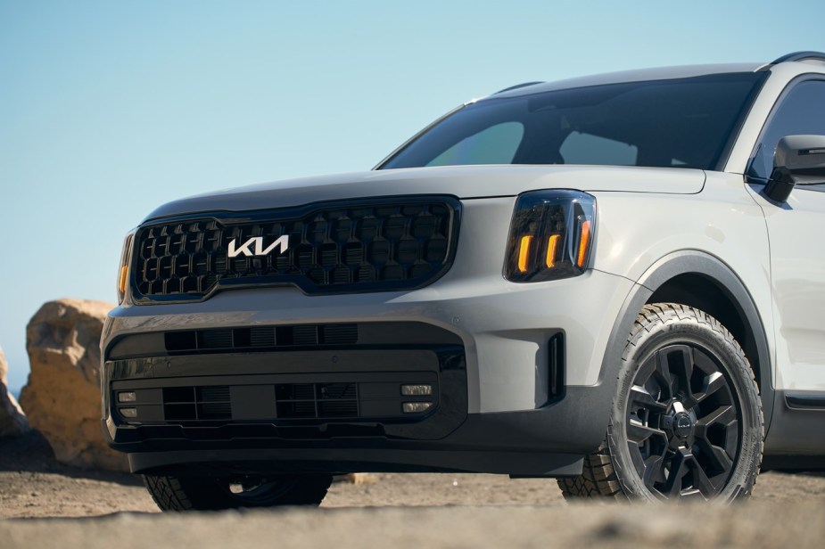 The left front angle view of the front half of a 2024 Kia Telluride