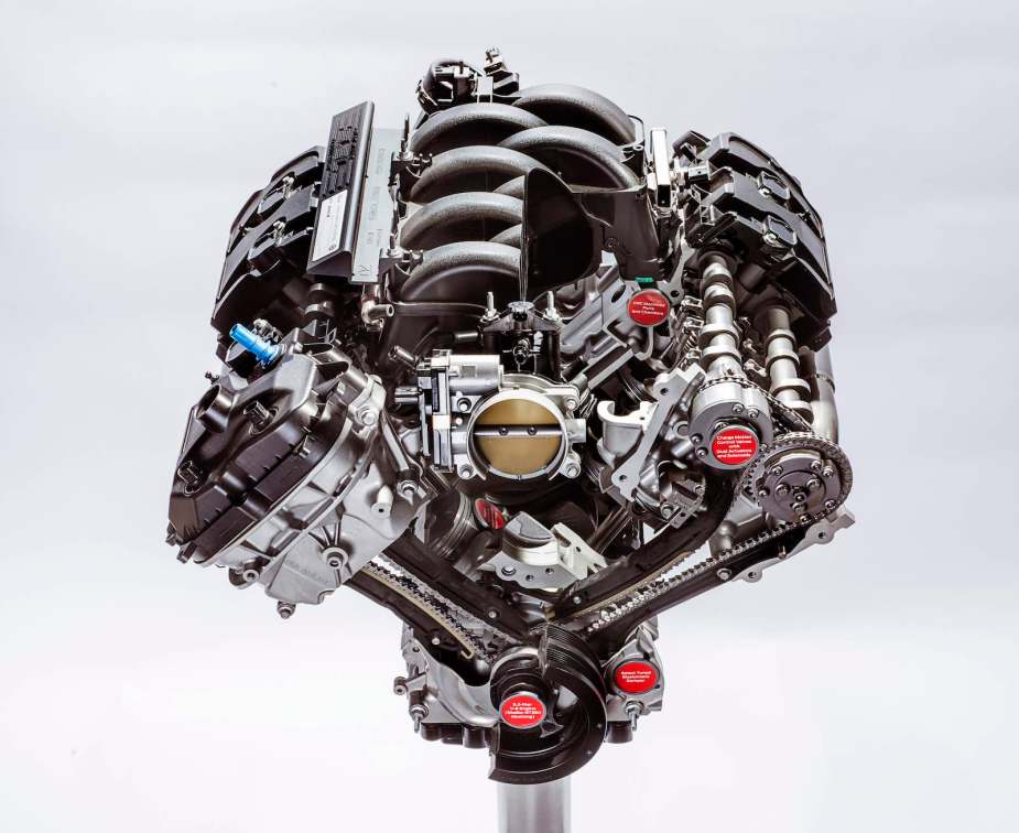 Flat plane crank Voodoo V8 engine by Ford Performance
