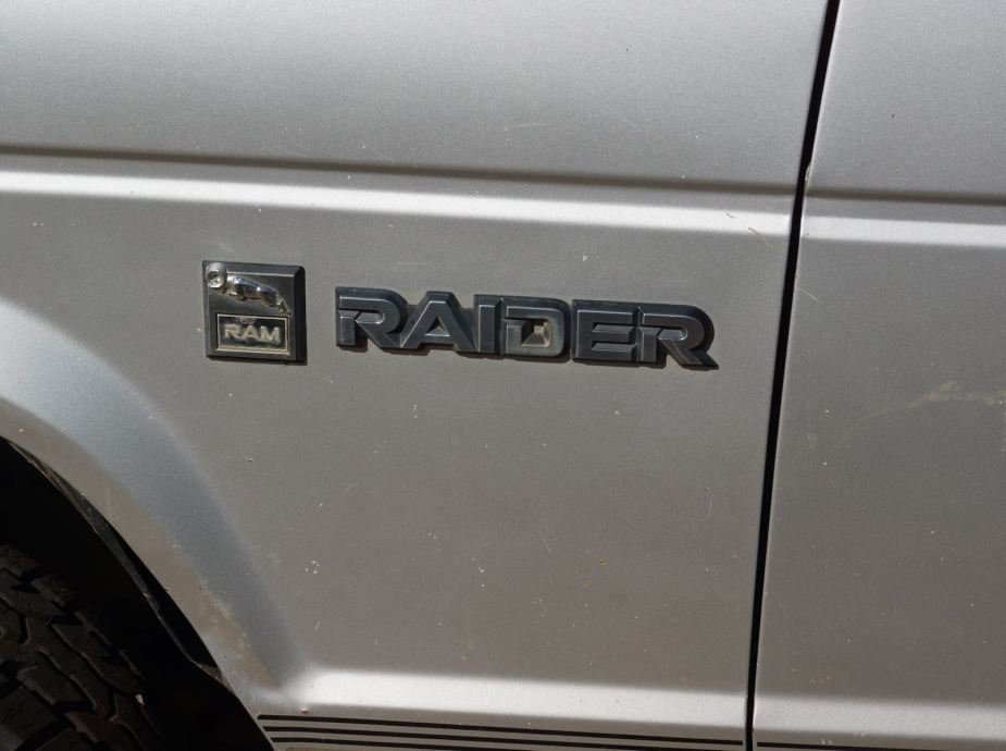 Closeup of the Raider badge on a Dodge Ram SUV.