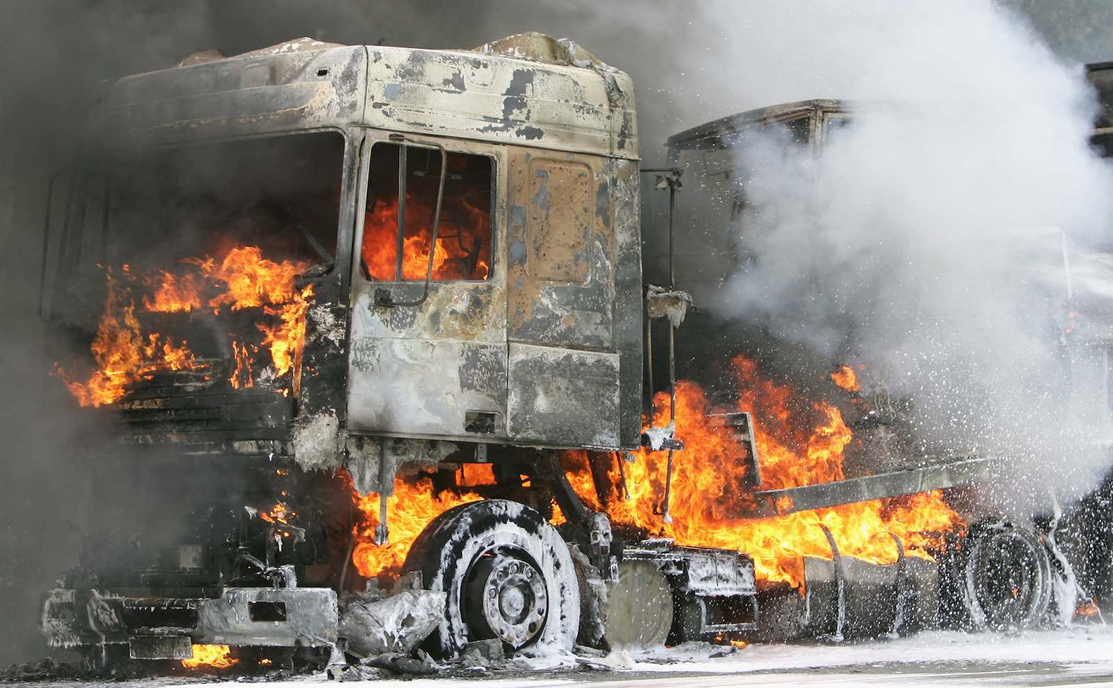 Police Officer Sacrifices Himself to Save Trapped Truck Driver ...