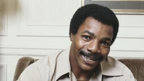 Carl Weathers smiles in a picture.