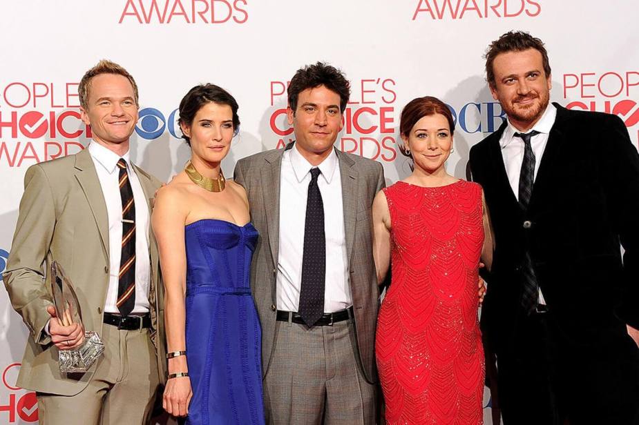 The cast of How I Met Your Mother, including Jason Segel, pose at an award show.