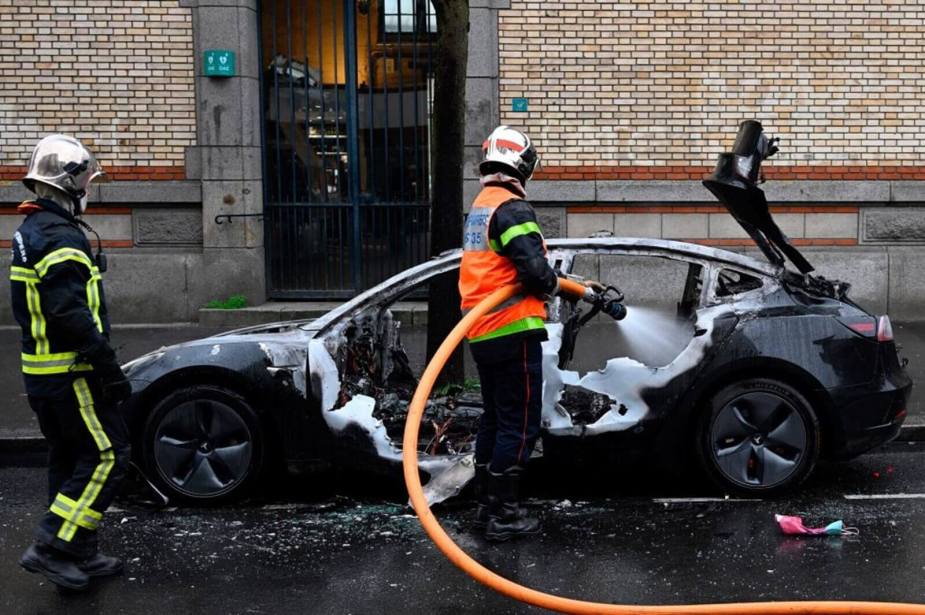 French firefighters battle an electric car fire after thermal runaway and demonstrations.