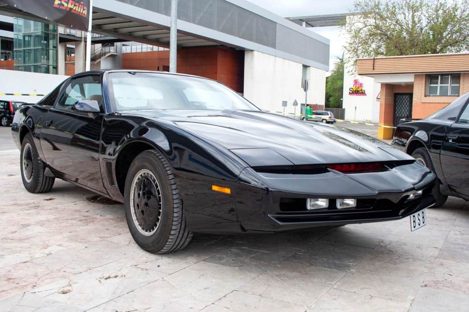 A KITT replica like the one from Knight Rider shows off its front end.