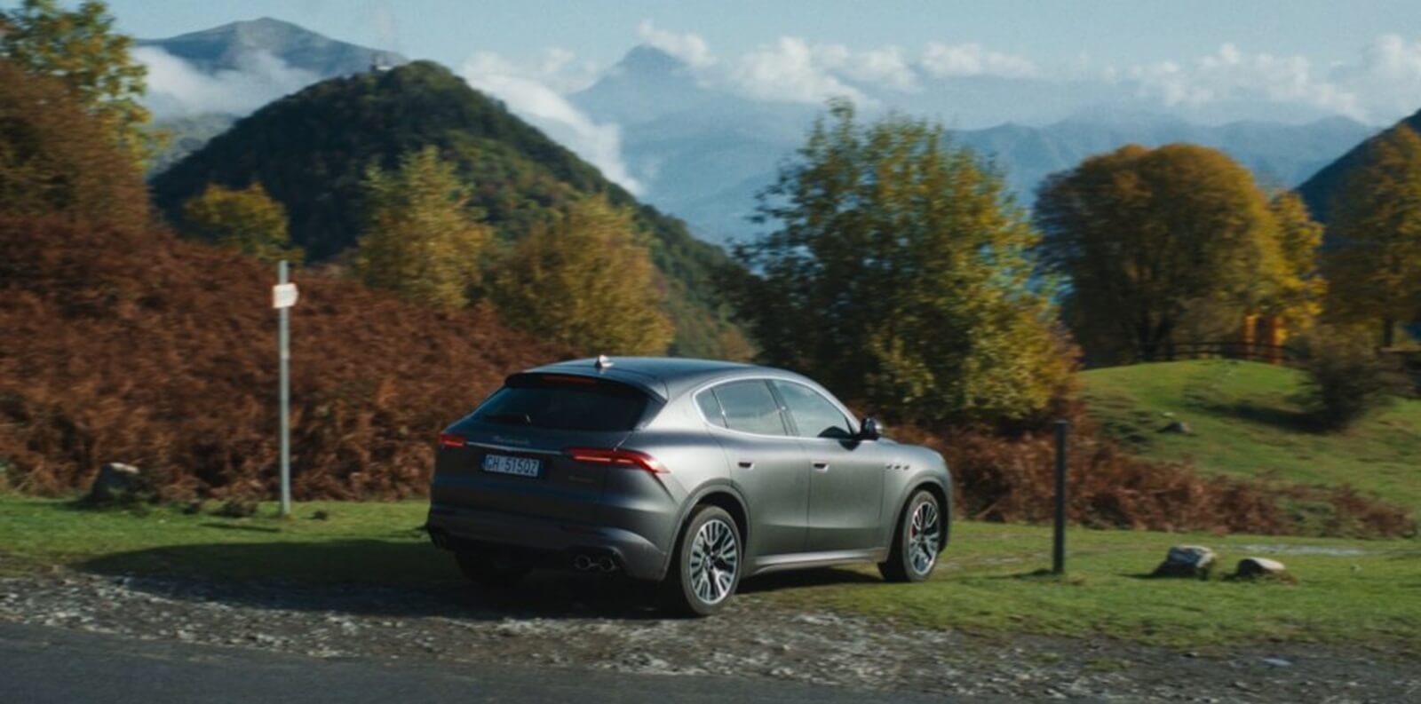 A Maserati Grecale GT in 'Mr. & Mrs. Smith' featuring Donald Glover and Maya Erskine. 