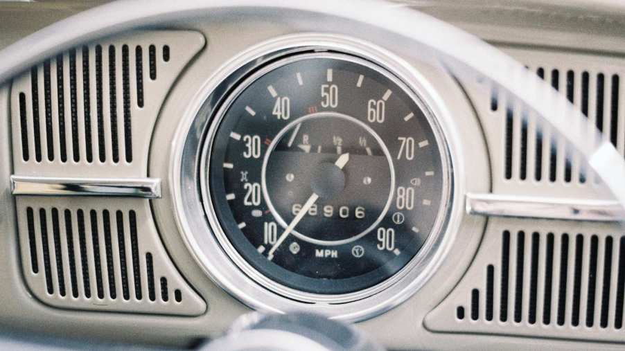 The speedometer in the dashboard of a VW Bug