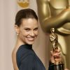 Actress Hilary Swank holds up her Oscar after the ceremony in 2005