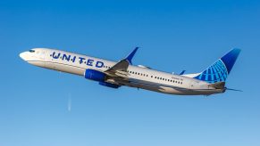A United Airlines Boeing 737-900, like the flight that had to do an emergency landing, cruises open skies.