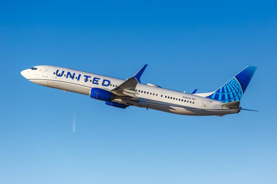 A United Airlines Boeing 737-900, like the flight that had to do an emergency landing, cruises open skies.
