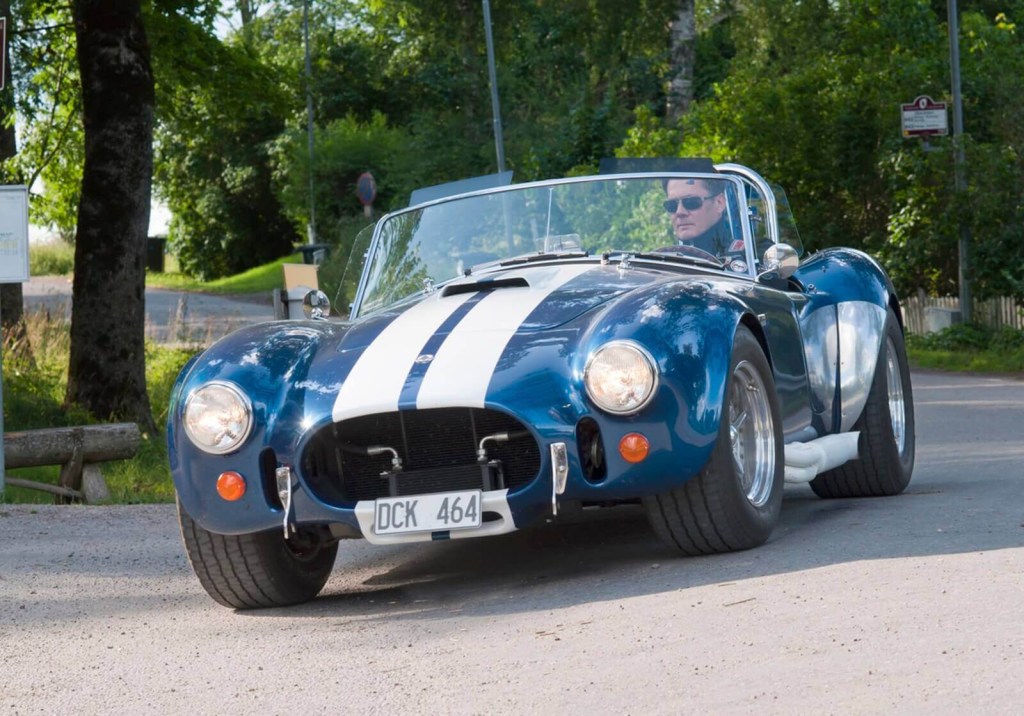 A blue Shelby Cobra replica car shows off its scary small platform and powerful V8 engine. 
