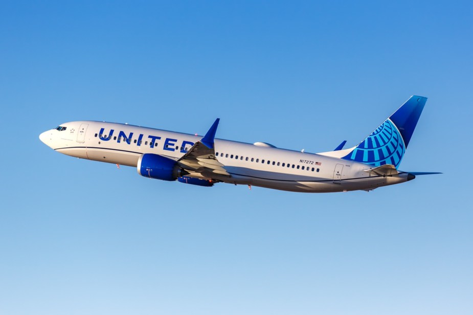 A United Airlines Boeing 737 MAX 8 cruises in the air.